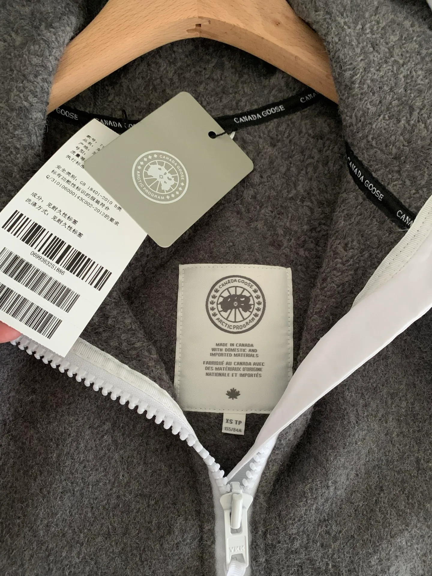 P660 Big Goose White Label Hooded Cashmere Sweatshirt Jacket [Original Mold] [Perfectly Restored] Canada Goose Canada Goose SS22 Chilliwack Humanature 01 Logo Label Zipper Drawstring Hooded Fleece Long Sleeve Bomber Jacket 7102W1 Exclusively customized wool fabric. Only compared with ZP. The popularity of this season’s new style does not require any elaboration. The fabric is warm and comfortable long plush. It is easy to put on and take off. High-tech breathable space cotton liner. It makes the entire garment very stiff and soft, comfortable and lightweight at the same time. Breathable, soft, not sweaty, lightweight, stylish, and non-deformable. The iconic double-striped reflective strips are designed behind the collar and hood. No detail is missed. High-density goose badge. All threaded accessories are customized. Three colors to choose from. Each one is super western. The upper body effect is very high-end. The loose version is not bloated at all. It is quite fashionable. It can be said that it is a very unique design. This year's must-have style is the same for men and women🔥 Color: black color code, dark gray, goose egg yolk Size: XS.-M